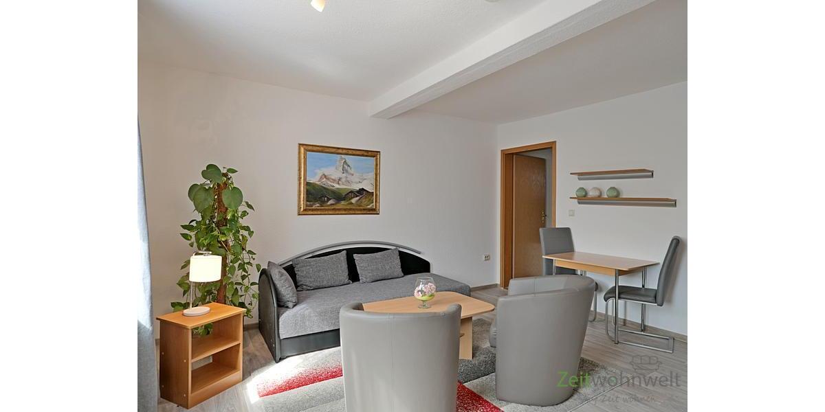 Sofa, Sessel und Esstisch