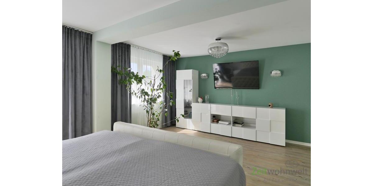 TV und Kommode im Schlafzimmer