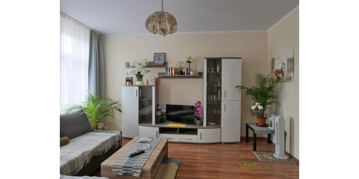 Blick zu Schrankwand und TV