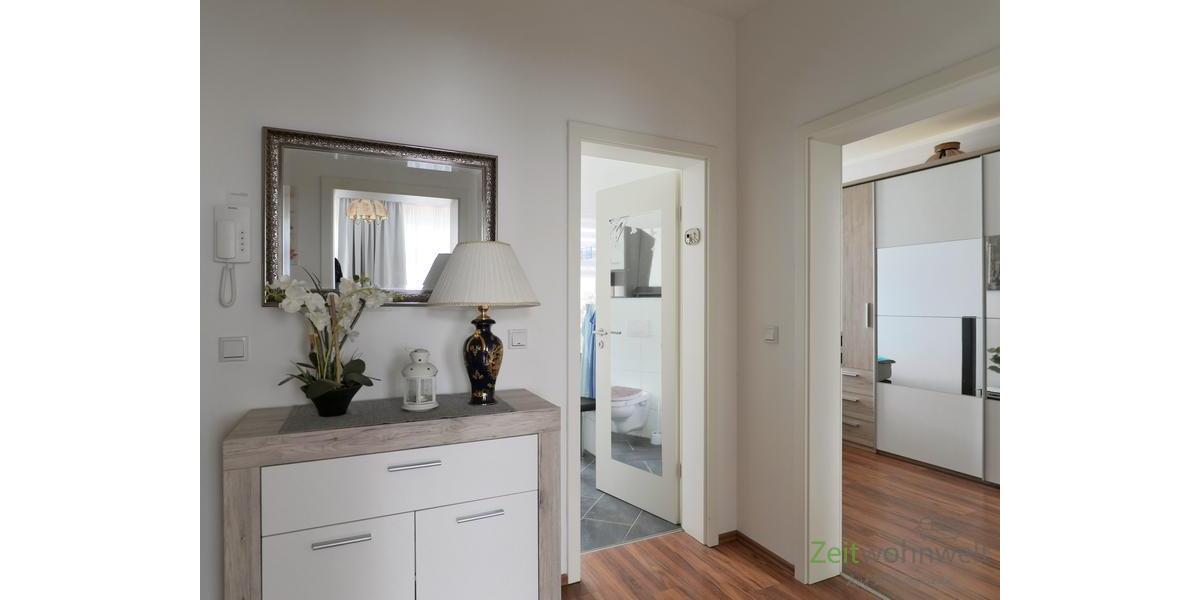 Flurblick zu Bad und Schlafzimmer