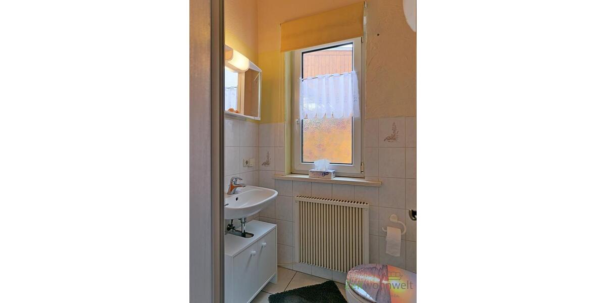 kleines Bad mit Dusche