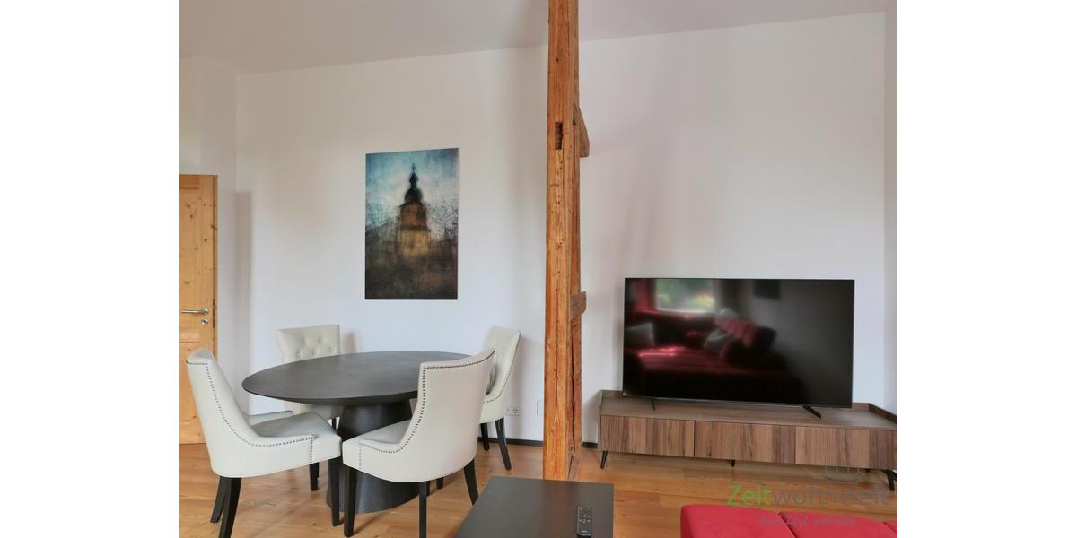 Esstisch und TV