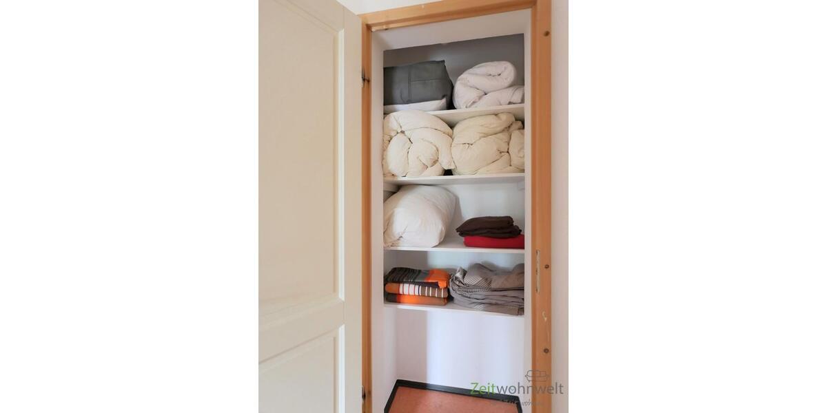 Blick in den Wäsche-Wandschrank