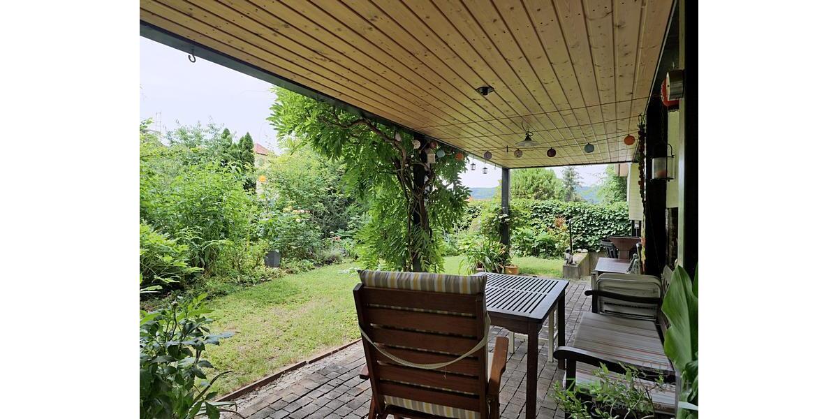 kleiner Garten und überdachter Freisitz