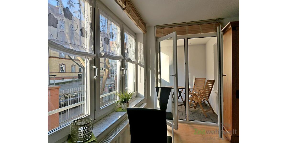 Fensterfront und Balkon