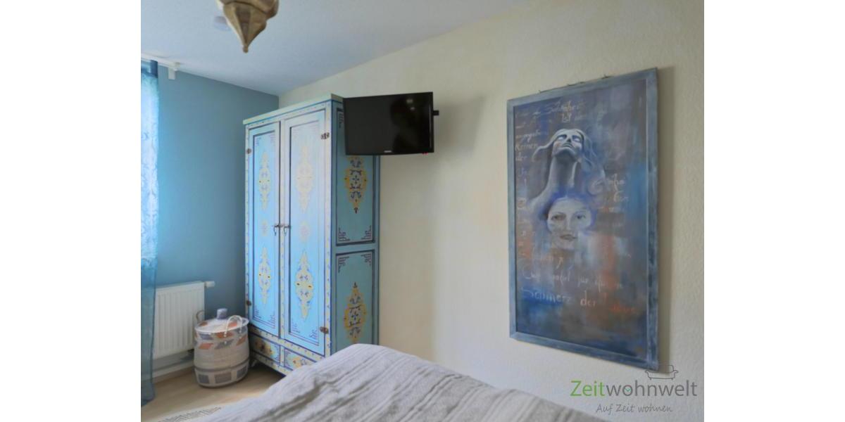 bemalter Kleiderschrank und TV