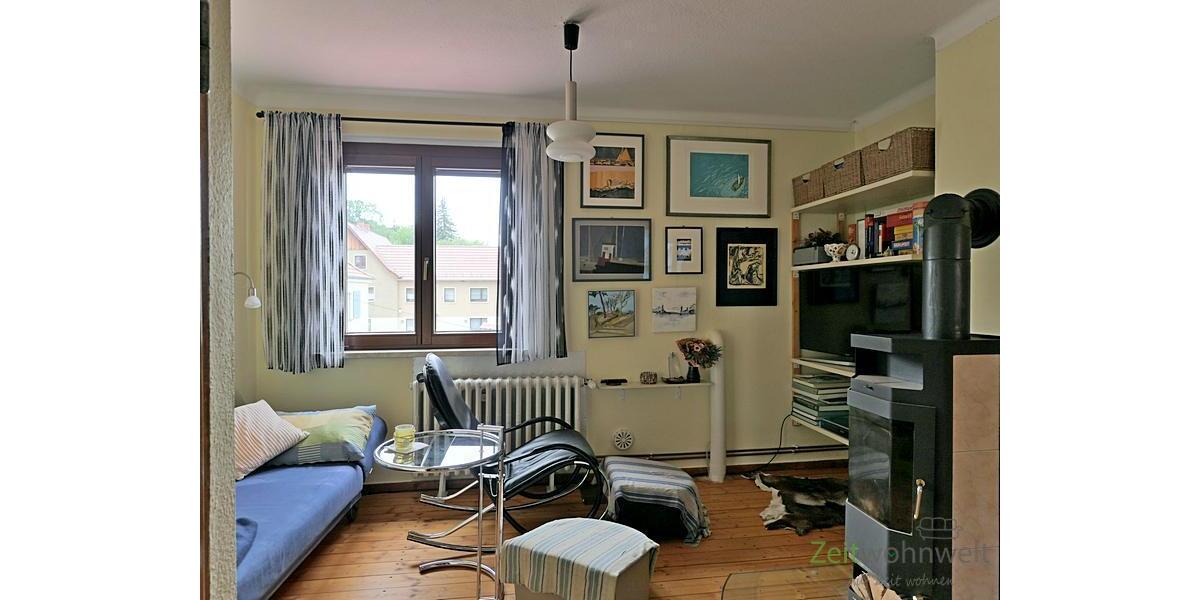 kleines Wohnzimmer mit Kamin