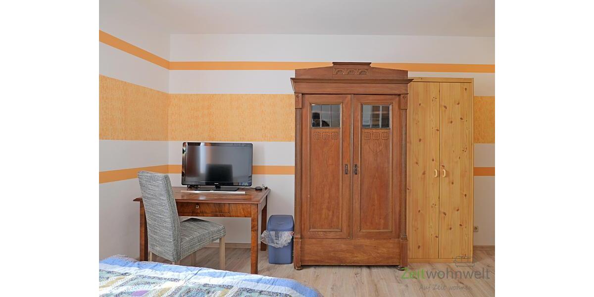 TV und Kleiderschrank
