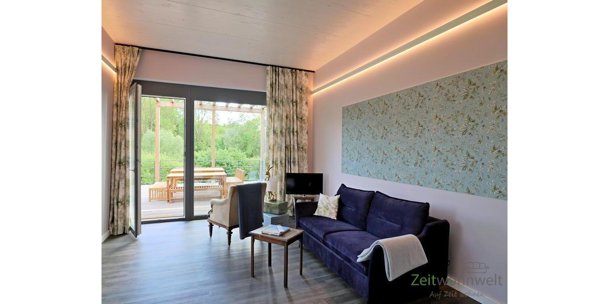 TV, Sofa und Wandgestaltung