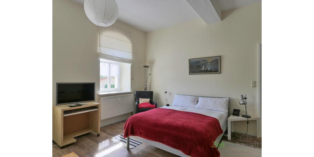 Blick zu TV und Bett
