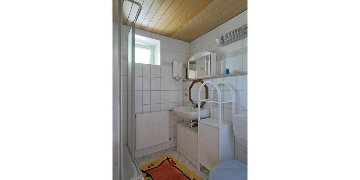 kleines Bad mit Dusche