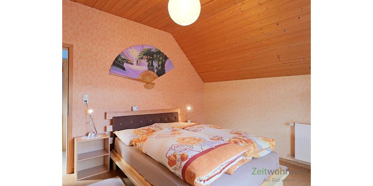 Doppelbett im großen Schlafzimmer