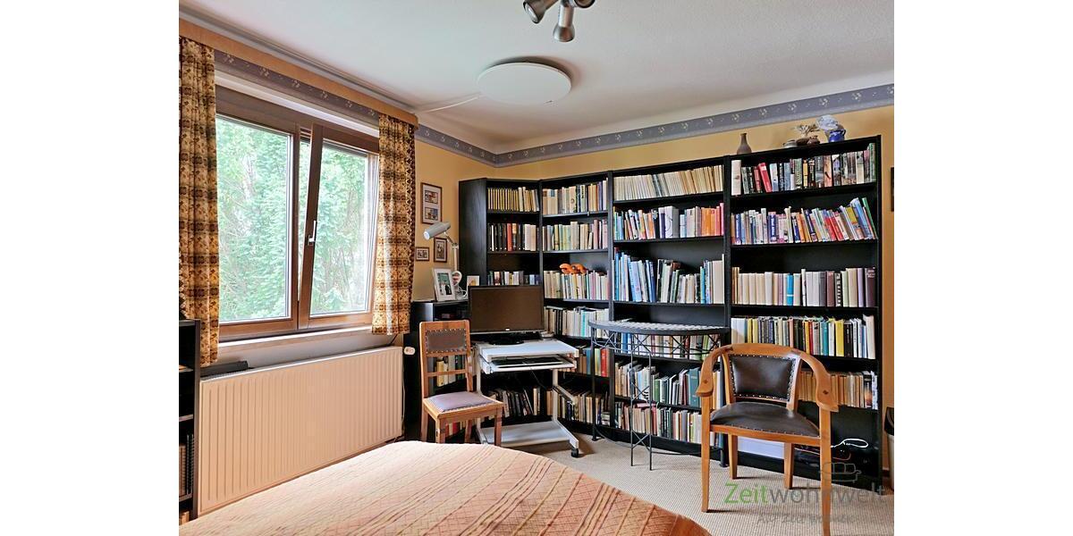 Bücherwand und TV