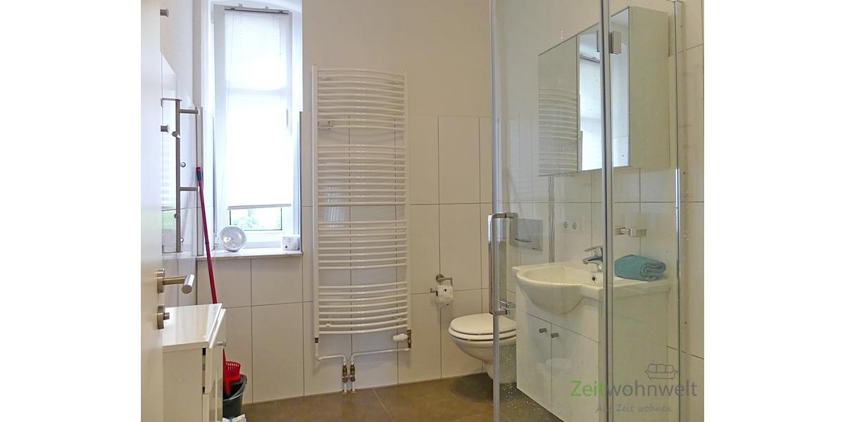 modernes Bad mit bodentiefer Dusche