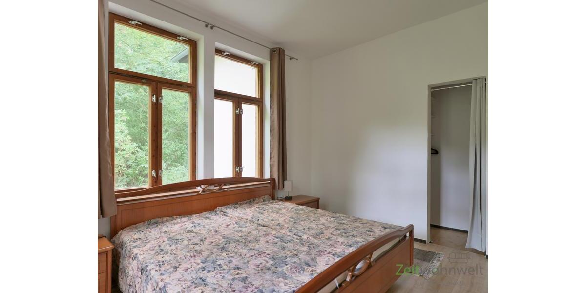 begehbarer Kleiderschrank (rechts)