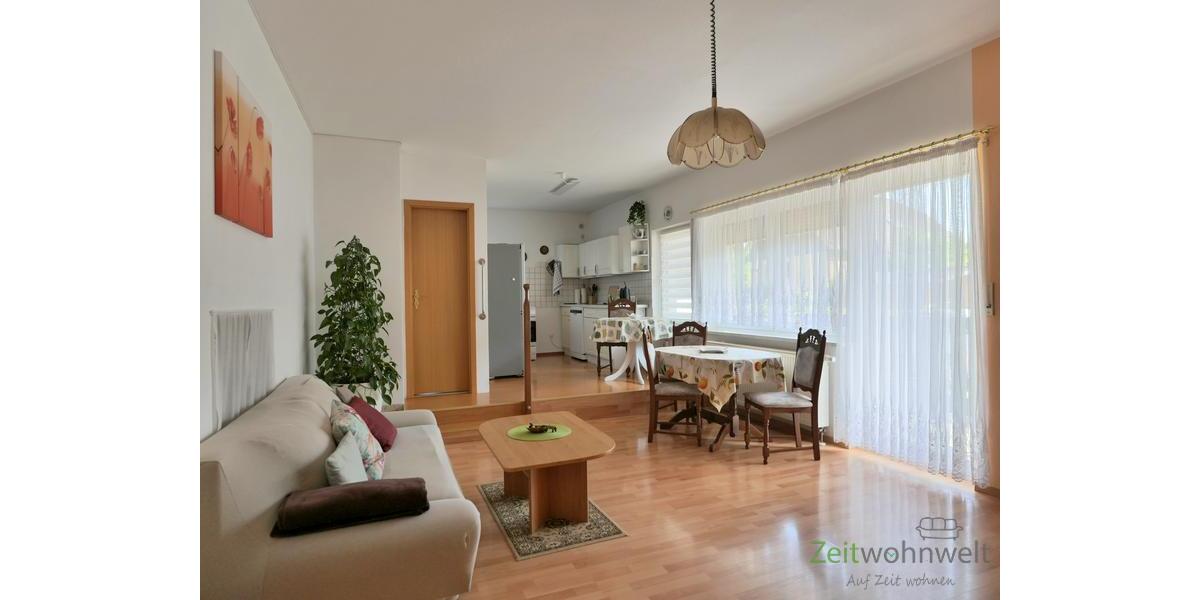 Blick in den Wohnraum zum Balkon