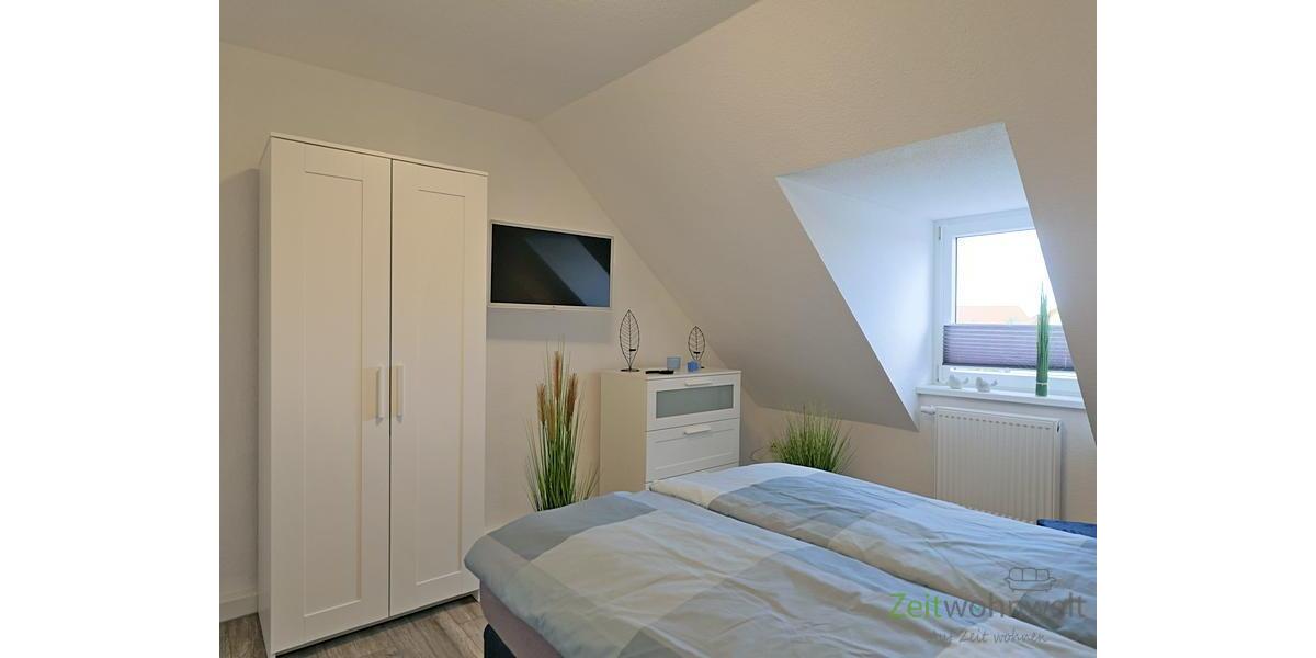 Kleiderschrank und TV